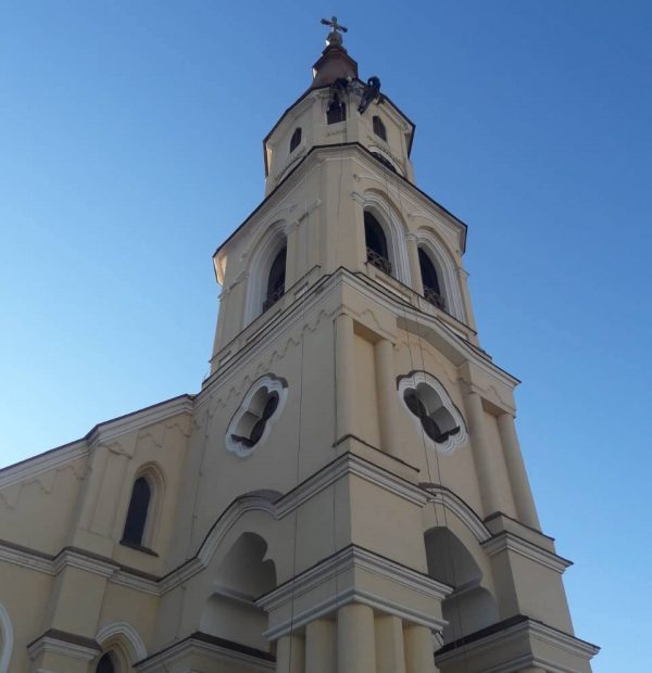 Práce vo výškach - úprava fasády kostola